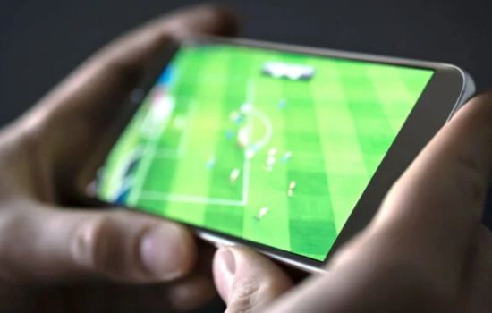 Disfruta el fútbol desde tu celular con estas aplicaciones esenciales