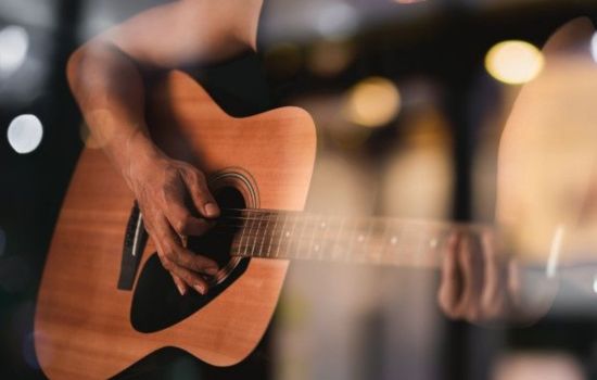 Aprende a tocar guitarra con las mejores aplicaciones disponibles